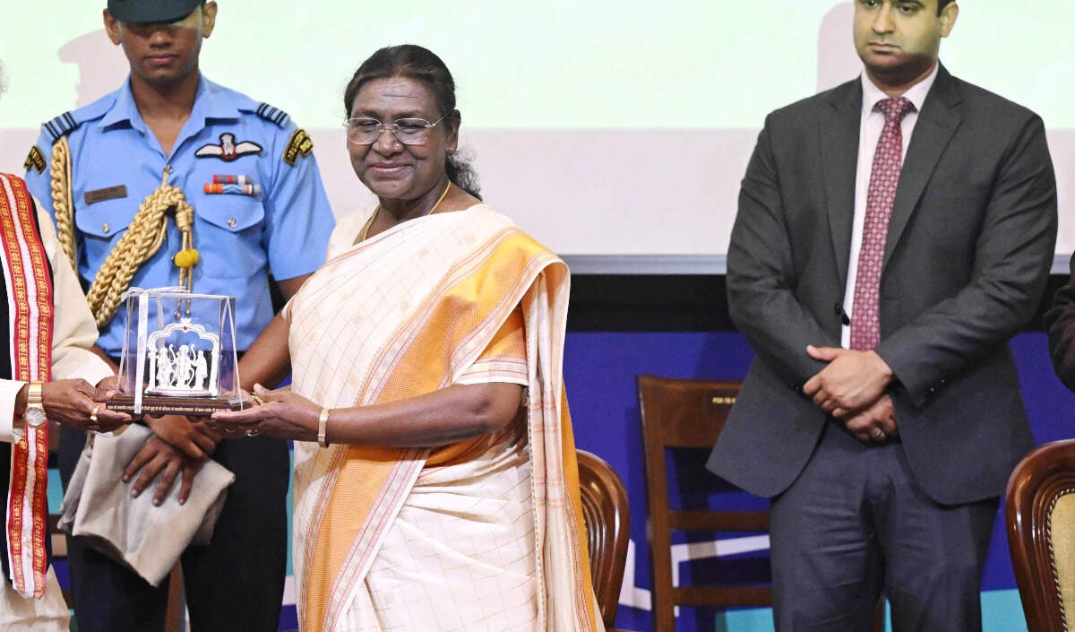 राष्ट्रपति मुर्मू की अफ्रीकी यात्रा: अंगोला और बोत्सवाना में द्विपक्षीय संबंधों को मजबूत करने का प्रयास