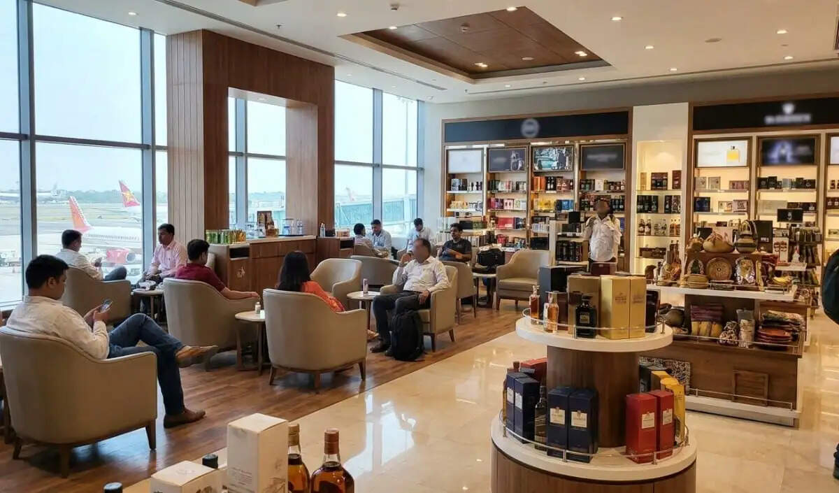 अदाणी एयरपोर्ट और मेकमायट्रिप की नई प्री-बुकिंग सेवा