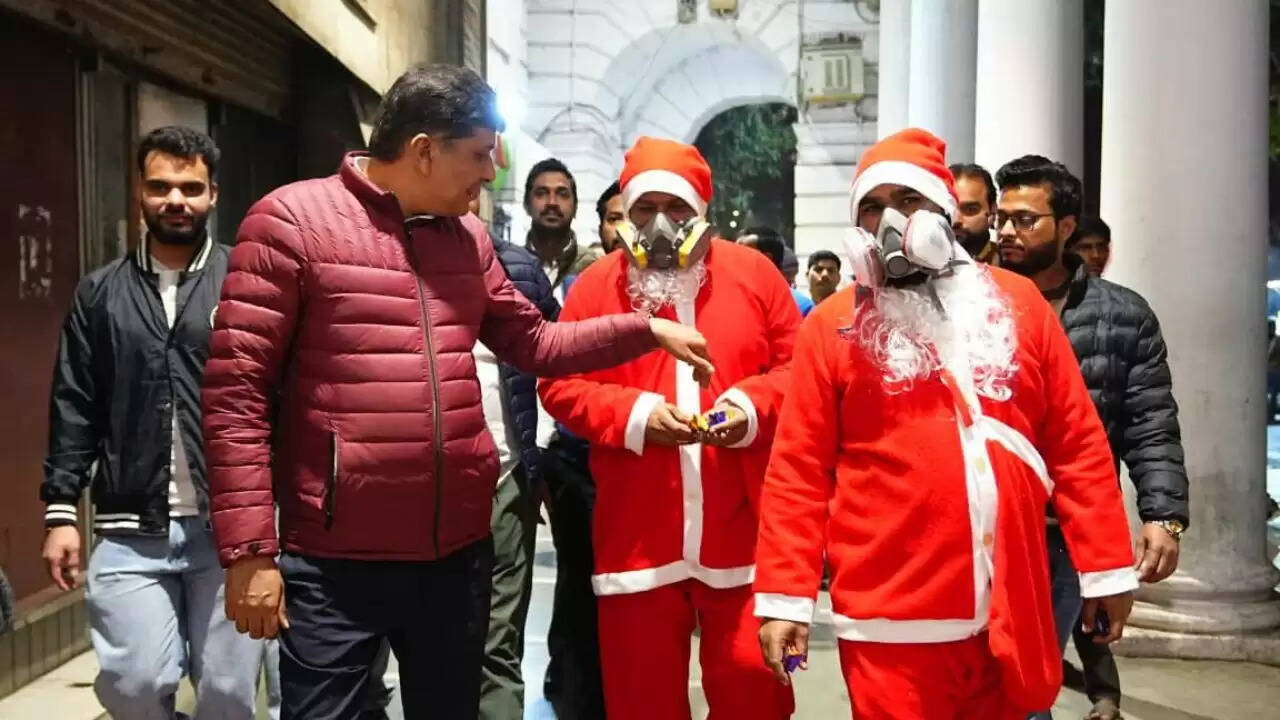 दिल्ली में प्रदूषण पर आम आदमी पार्टी का अनोखा प्रदर्शन: सेंटा क्लॉज बने प्रतीक