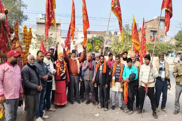 हाथरस में श्री बालाजी की पदयात्रा का भव्य स्वागत