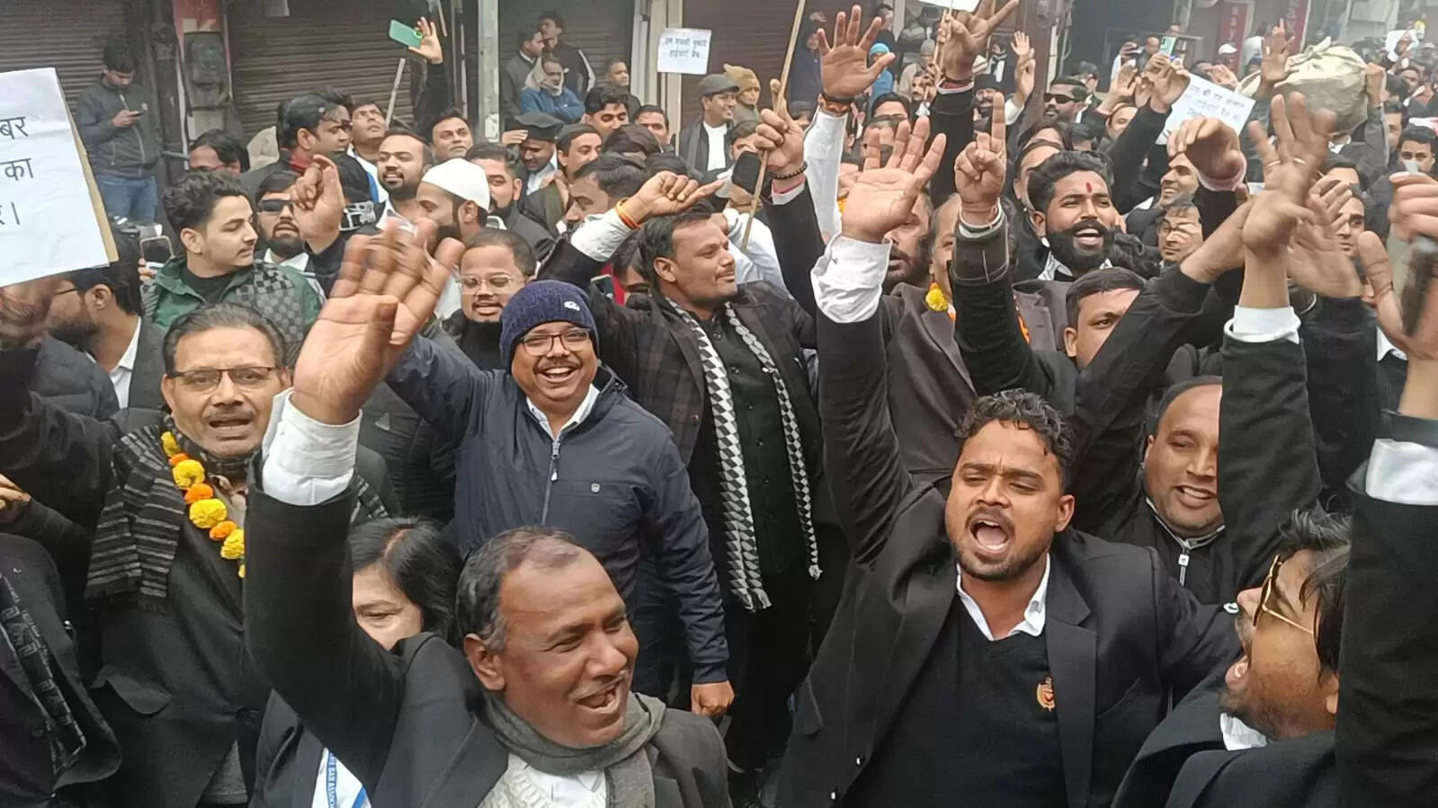 मुरादाबाद में हाईकोर्ट बेंच की मांग को लेकर अधिवक्ताओं का पैदल मार्च