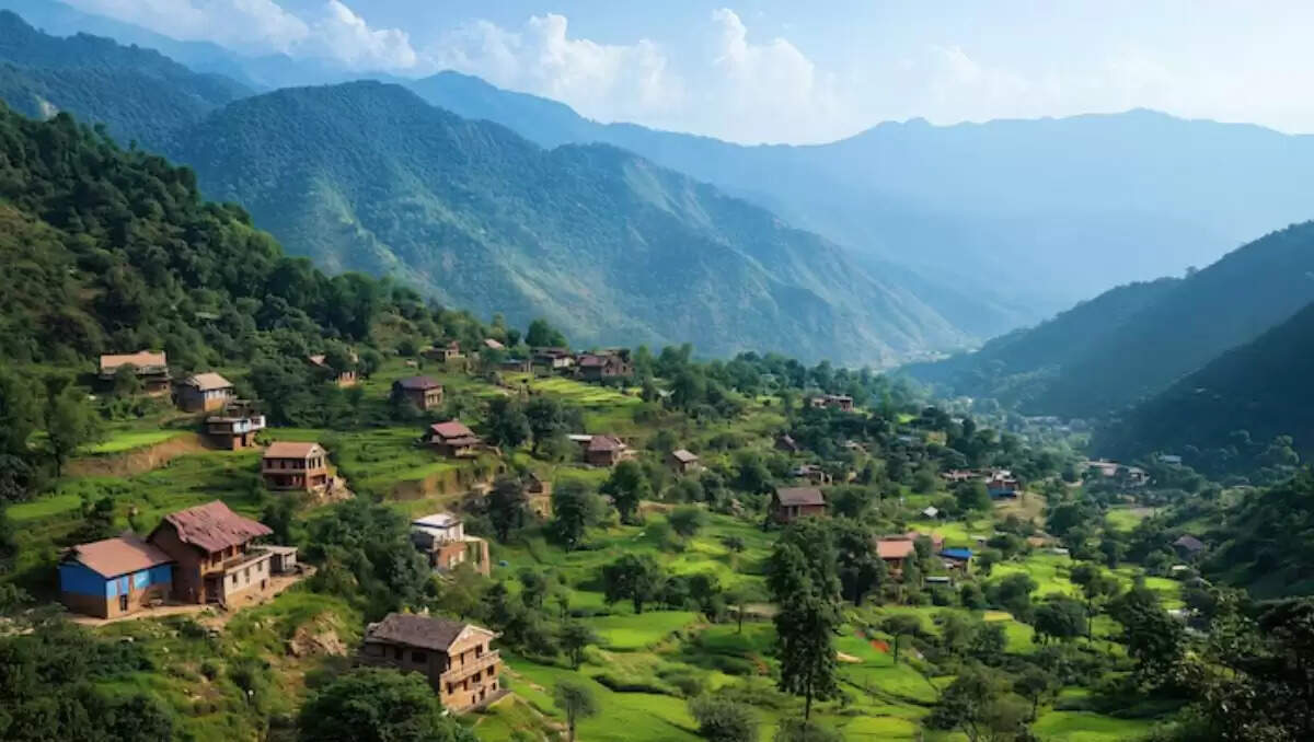 देहरादून के पास छिपे हिल स्टेशनों की खोज: बारिश में अद्भुत नज़ारे
