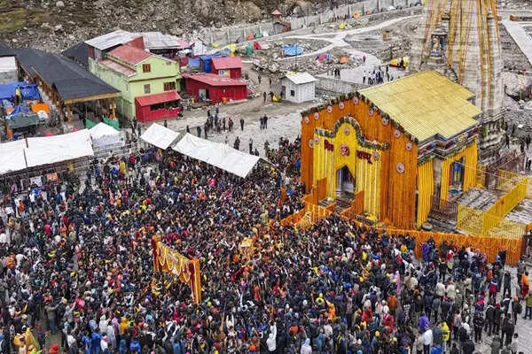 केदारनाथ धाम के कपाट खुलने पर श्रद्धालुओं की भारी भीड़