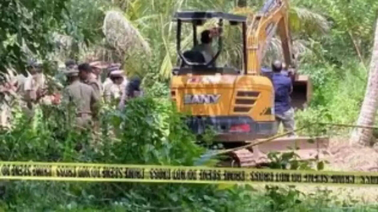 केरल में लापता महिलाओं के मामले में पुलिस ने बरामद की जली हुई हड्डियां