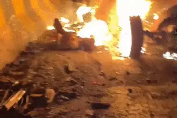 मिर्जापुर में सड़क दुर्घटना में 11 लोगों की जान गई