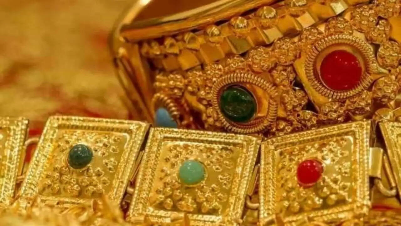 सोने और चांदी की कीमतों में गिरावट: जानें आज के रेट