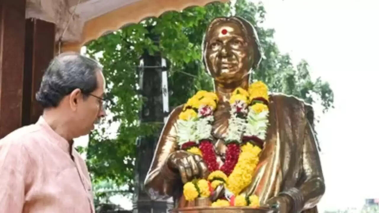 क्या है मीना ठाकरे की प्रतिमा पर रंग फेंकने का मामला? जानें पूरी कहानी