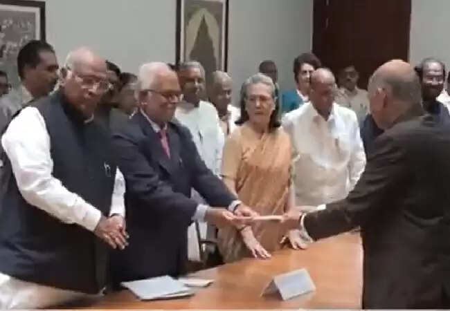 बी. सुदर्शन रेड्डी ने उपराष्ट्रपति पद के लिए नामांकन दाखिल किया