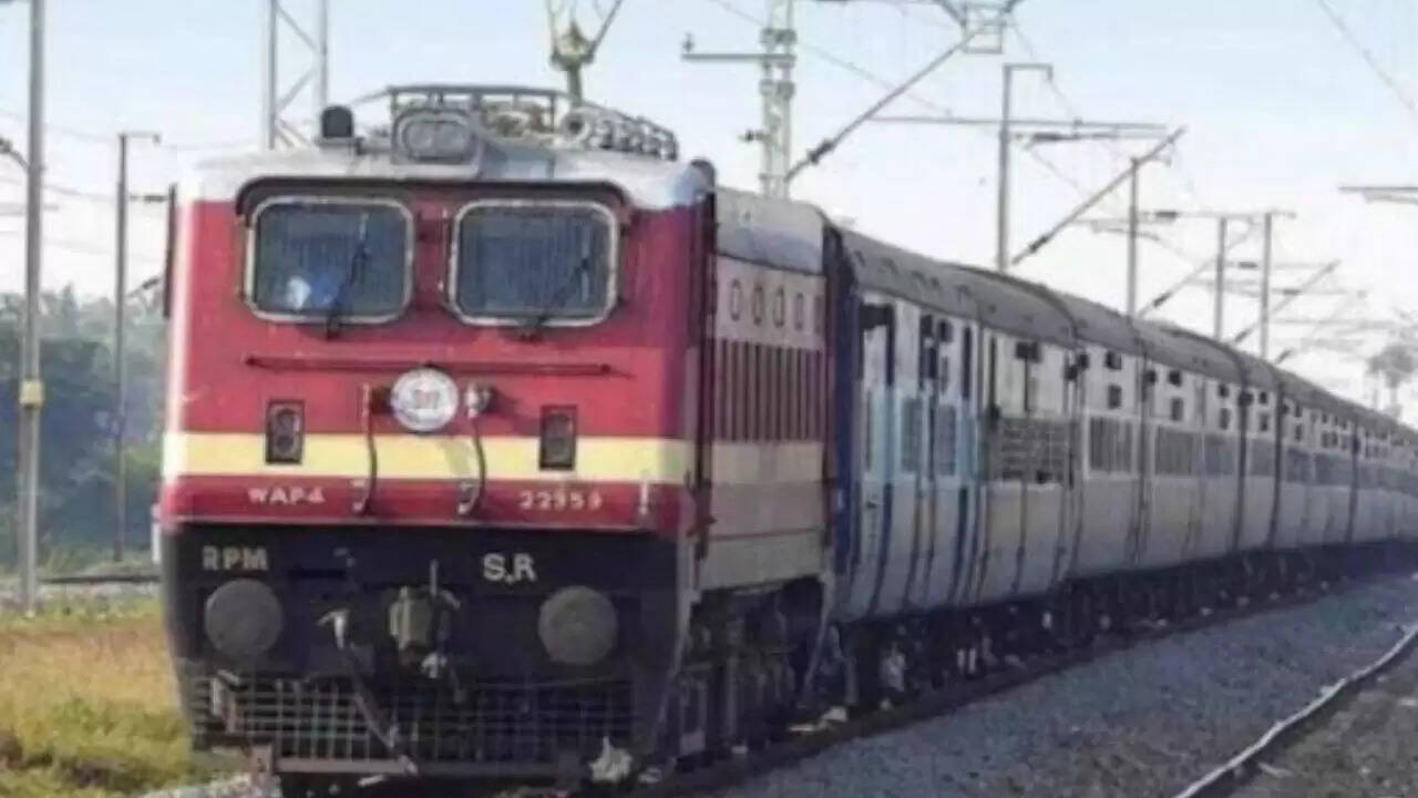रेलवे स्टंट करने वालों के लिए सख्त नियम: जुर्माना और सजा का सामना करना पड़ सकता है