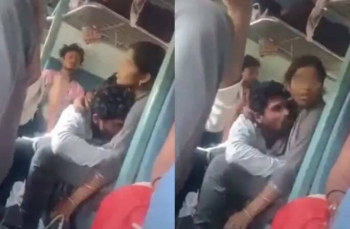 खचाखच भरी ट्रेन में प्रेमी युगल की बेशर्मी का वीडियो वायरल