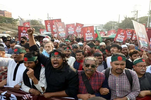 बांग्लादेश में चुनावी संकट: शेख हसीना के बेटे का गंभीर आरोप