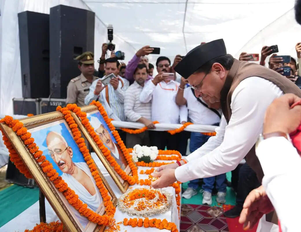 मुख्यमंत्री धामी ने रामपुर तिराहा के शहीदों को दी श्रद्धांजलि