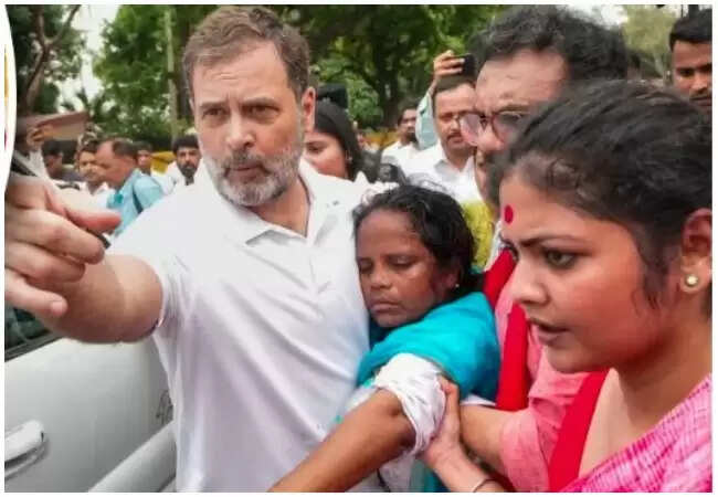 कांग्रेस सांसदों का चुनाव आयोग के खिलाफ प्रदर्शन, टीएमसी सांसद की तबीयत बिगड़ी