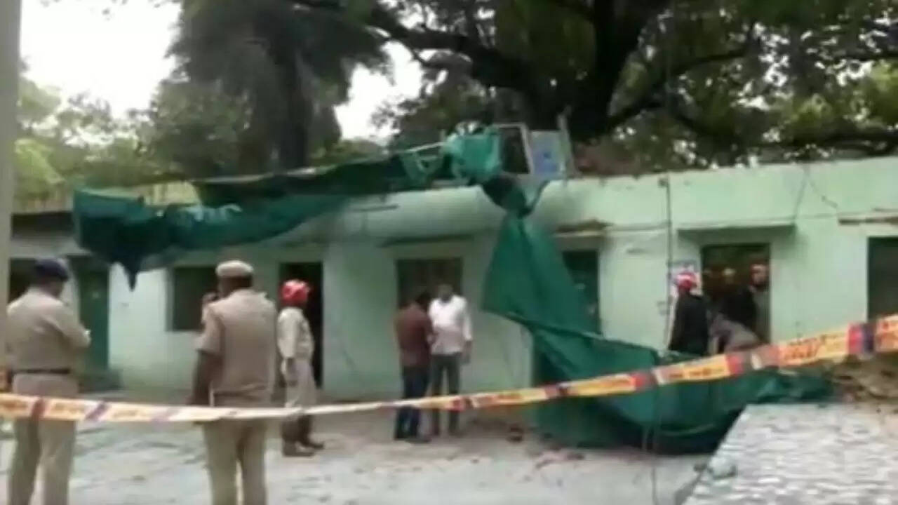 दिल्ली में हुमायू के मकबरे में छत गिरने से हादसा, कई लोग फंसे