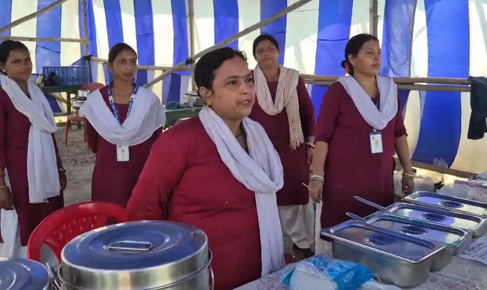 बिहार के भागलपुर में जीविका दीदी पारंपरिक व्यंजनों के साथ परोस रही 50 रुपये में भरपेट भोजन