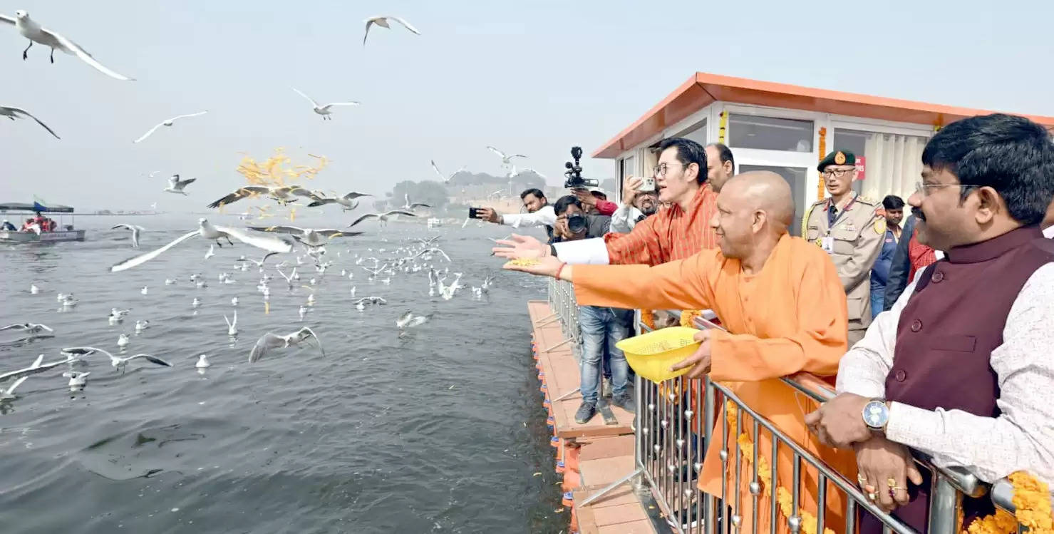 महाकुम्भ मेला क्षेत्र में पहुंचे भूटान के राजा नरेश जिग्मे, मुख्यमंत्री योगी आदित्यनाथ  व मंत्री नन्दगोपाल गुप्ता साइबेरियन पक्षियों को दाना खिलाते 