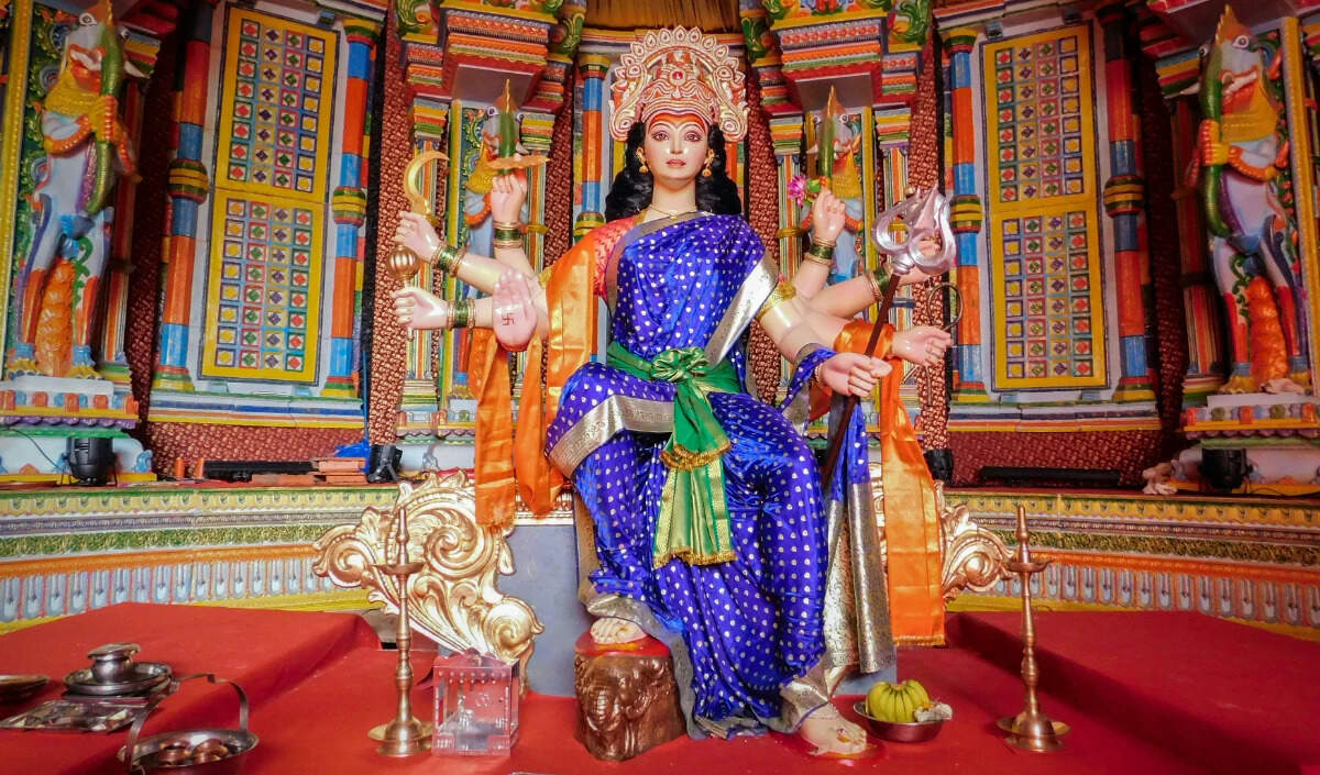 नवरात्रि में राशि अनुसार कपड़ों के रंग: जानें किस रंग का पहनावा आपके लिए शुभ है