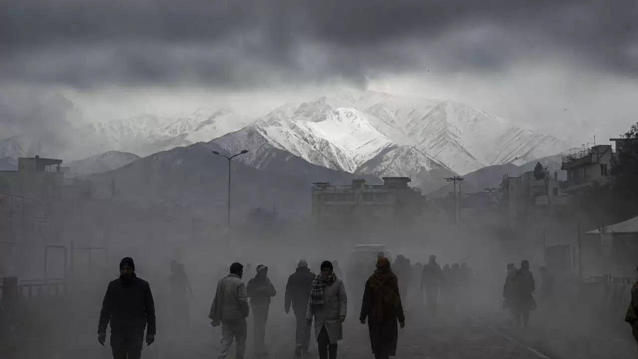 उत्तर भारत में ठंड का कहर: बर्फबारी और कोहरे का अलर्ट