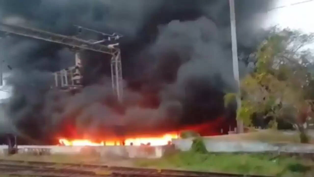 त्रिशूर रेलवे स्टेशन पर भीषण आग, 200 से अधिक वाहन जलकर खाक