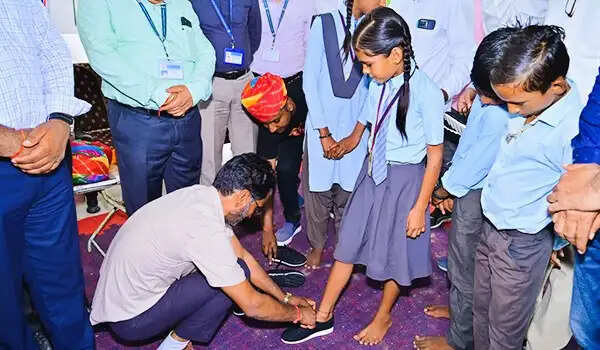 उत्सवों में ‘वेस्ट’ हुआ फुटवियर आदिवासी बच्चों के लिए बना ‘बेस्ट’