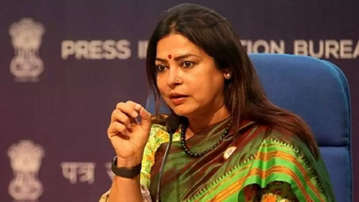 बीजेपी नेता मीनाक्षी लेखी तिब्बत में घोड़े से गिरीं, घायल