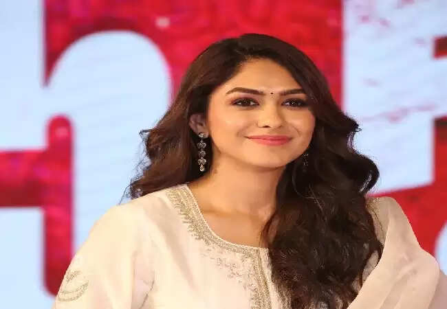 मृणाल ठाकुर का नया विवाद: अनुष्का शर्मा पर किया गया तंज?