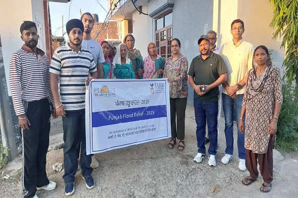 पंजाब में बाढ़ राहत कार्य में जुटे आर्ट ऑफ लिविंग के वालंटियर्स
