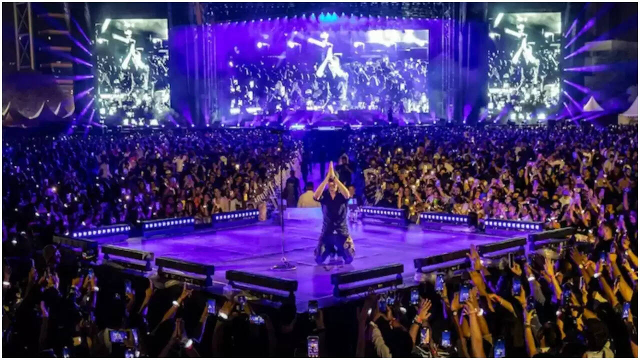 एनरिक इग्लेसियस के कॉन्सर्ट में भारी चोरी, 80 मोबाइल फोन गायब