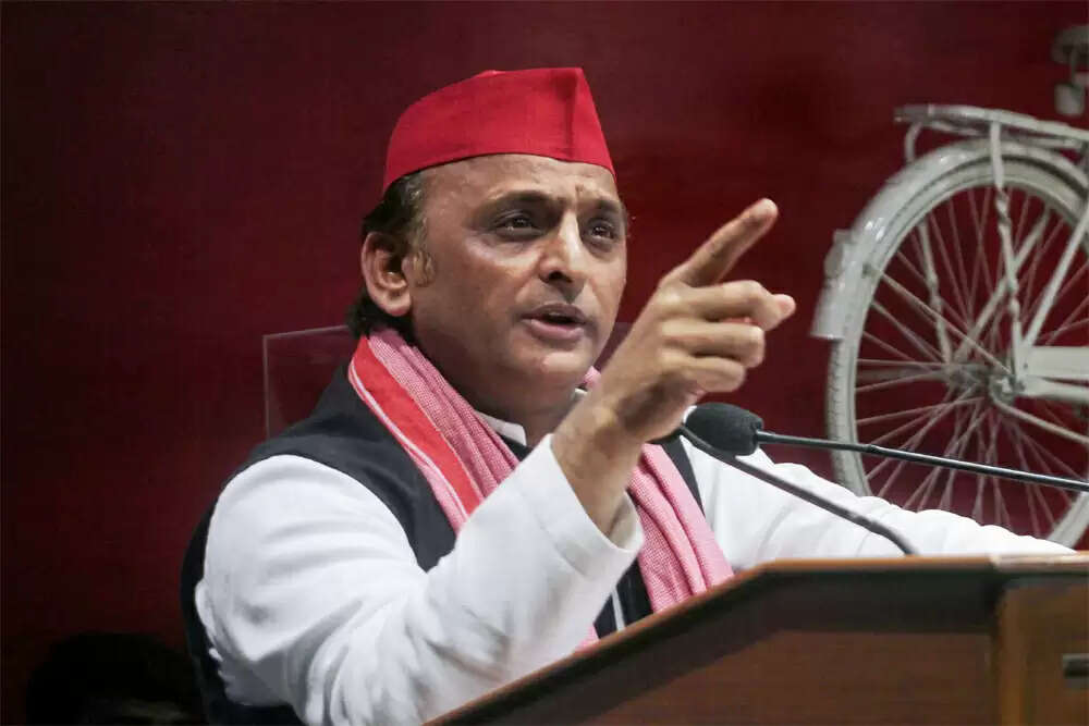 अखिलेश यादव ने अमेरिकी टैरिफ पर सरकार की विदेश नीति की आलोचना की