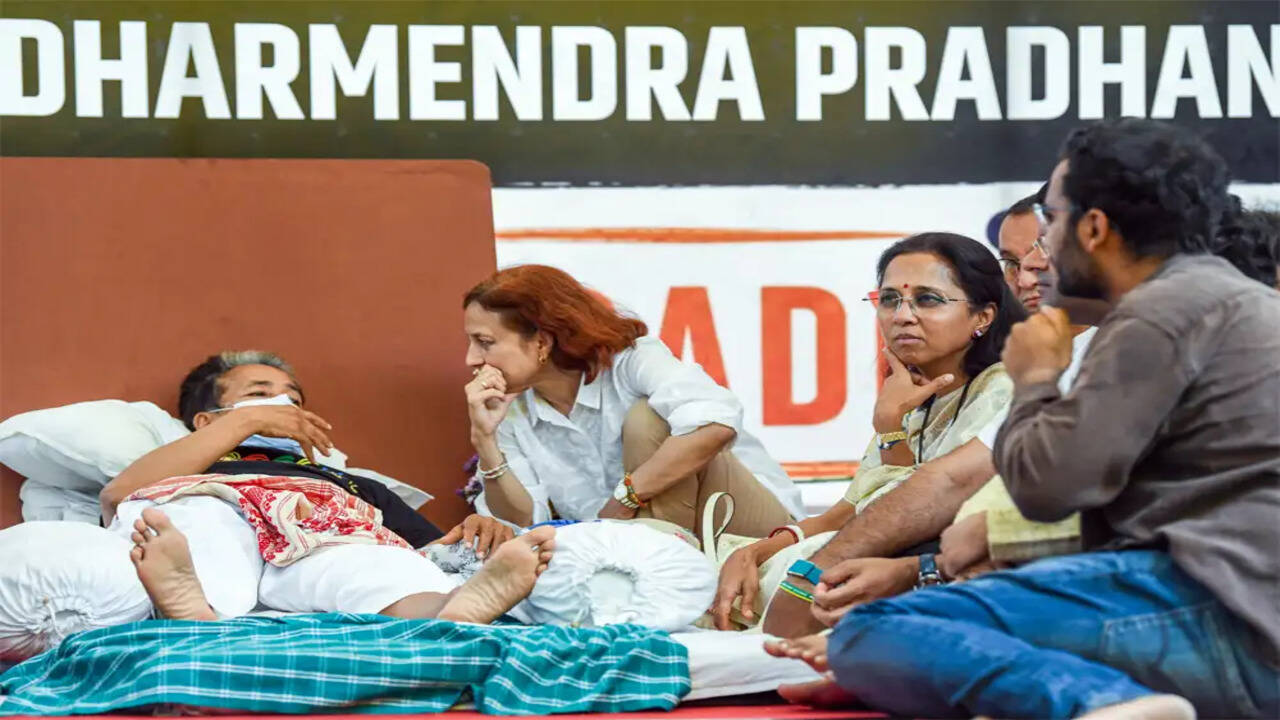 शिक्षा मंत्री के इस्तीफे की मांग पर भूख हड़ताल, सोनम वांगचुक की तबीयत बिगड़ी