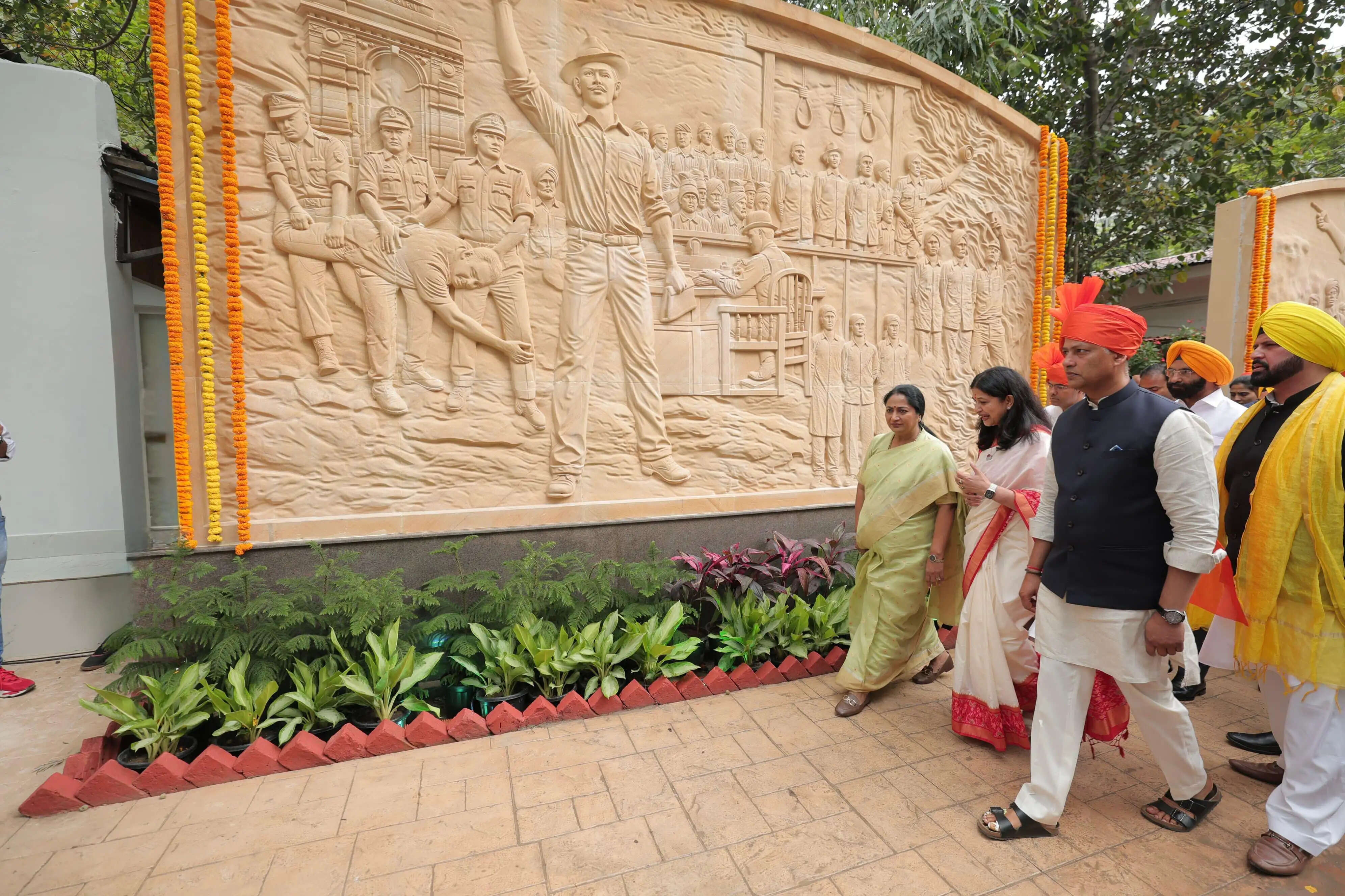 दिल्ली में शहीद दिवस पर भगत सिंह की भव्य प्रतिमा का अनावरण