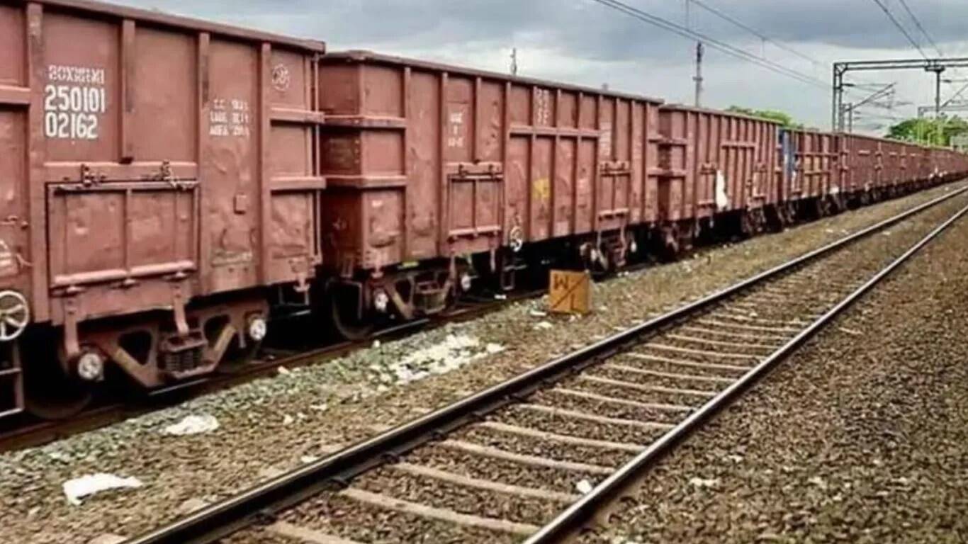 जम्मू में बाढ़ प्रभावित ट्रैक की मरम्मत के लिए भेजी गई मिट्टी