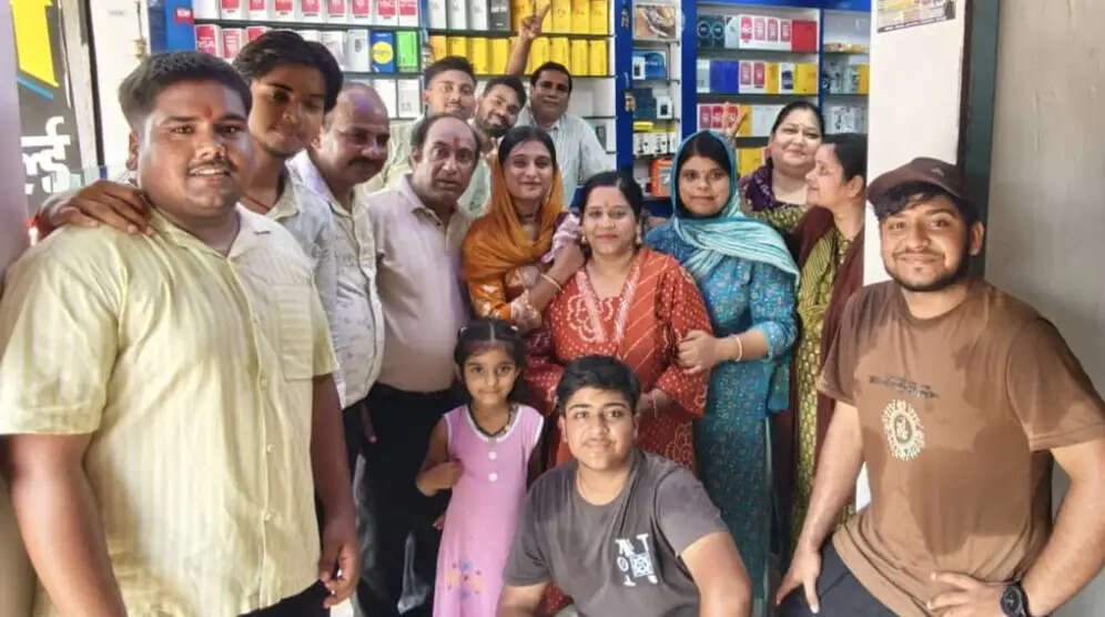 सामाजिक सेवा का अद्भुत उदाहरण: एकादशी पर ठंडई शरबत का वितरण