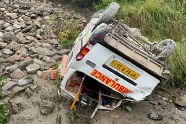 हिमाचल प्रदेश में एम्बुलेंस दुर्घटना: तीन की मौत, दो घायल