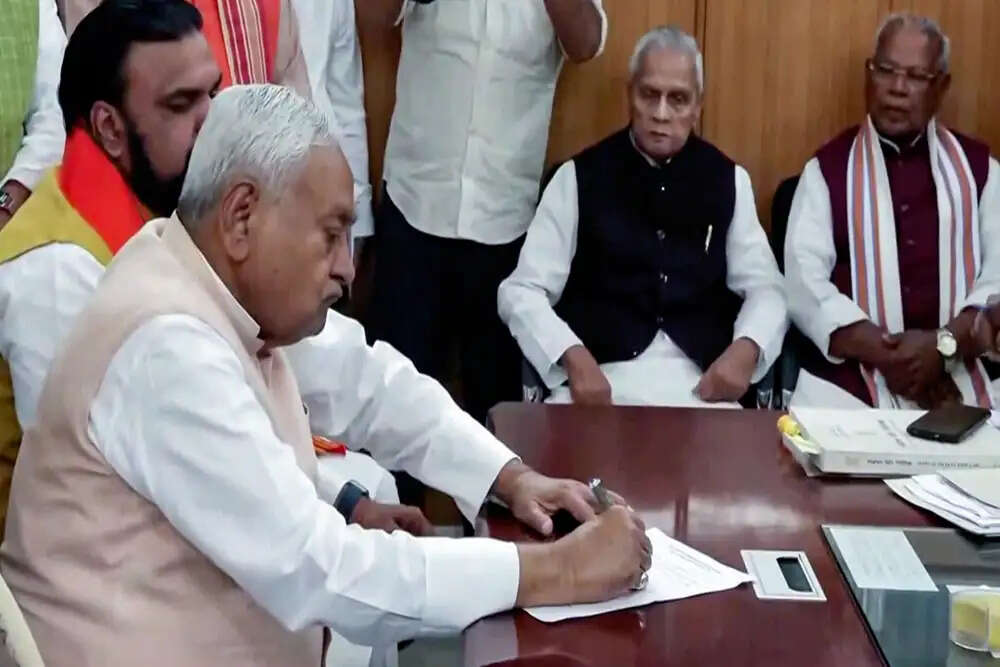 नीतीश कुमार ने राज्यसभा के लिए भरा नामांकन, मुख्यमंत्री पद छोड़ने की तैयारी