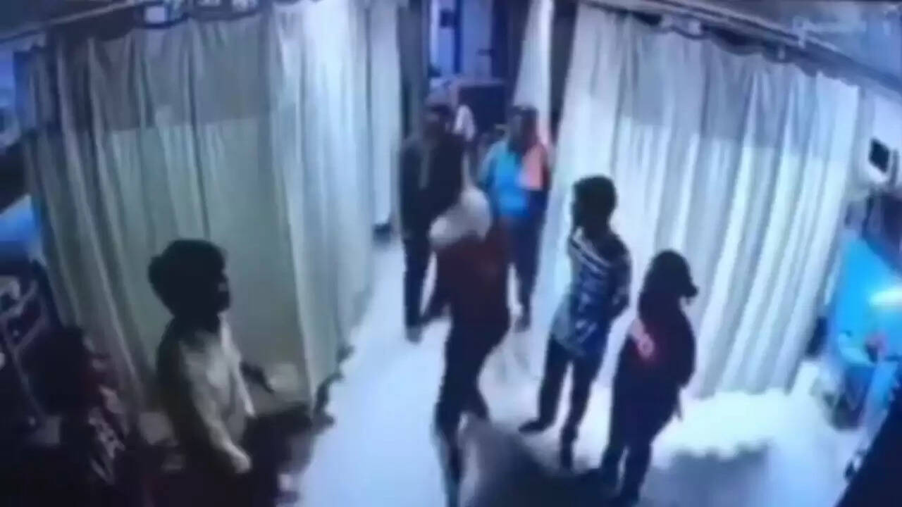 खंडवा अस्पताल में महिला की मौत पर परिजनों का हंगामा, डॉक्टरों पर हमला