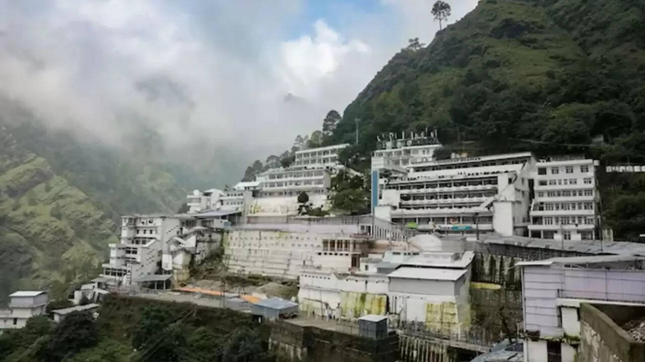 नए साल में वैष्णो देवी धाम में श्रद्धालुओं की भीड़, पंजीकरण अस्थायी रूप से निलंबित