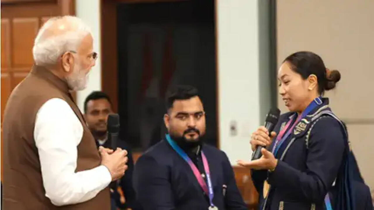 प्रधानमंत्री मोदी ने मीराबाई चानू से की मुलाकात, गोल्ड मेडल जीतने पर की सराहना