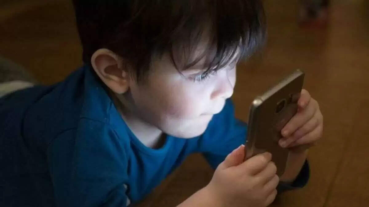 बच्चों में स्क्रीन टाइम की बढ़ती लत: सर्वे के चौंकाने वाले नतीजे