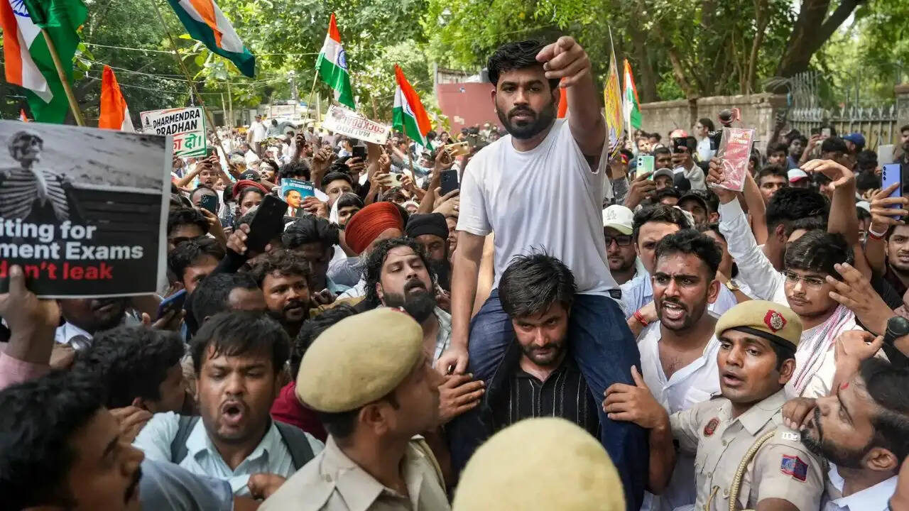 कॉकरोच जनता पार्टी का पुणे में बड़ा प्रदर्शन, शिक्षा मंत्री के इस्तीफे की मांग