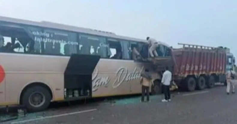 महेंद्रगढ़ में वॉल्वो बस और ट्रक की टक्कर, एक की मौत और 16 घायल