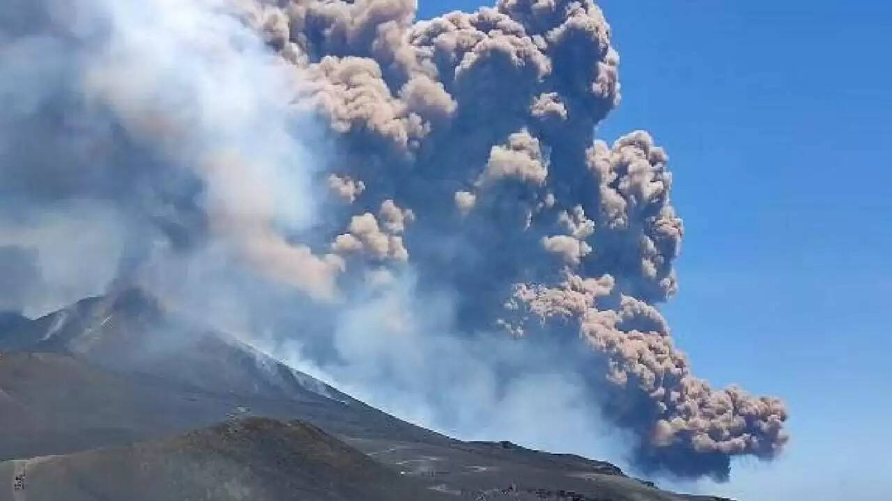 इटली के माउंट एटना में ज्वालामुखी विस्फोट से पर्यटकों में हड़कंप