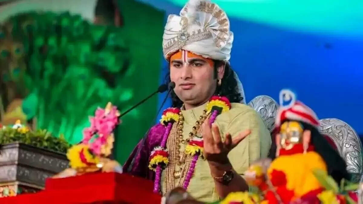 अनिरुद्धाचार्य के आश्रम में महिलाओं का जीवन: एक सच्चाई की पड़ताल