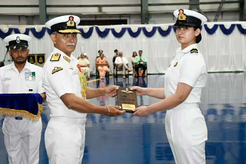 सब लेफ्टिनेंट आस्था पूनिया बनीं भारतीय नौसेना की पहली महिला फाइटर पायलट