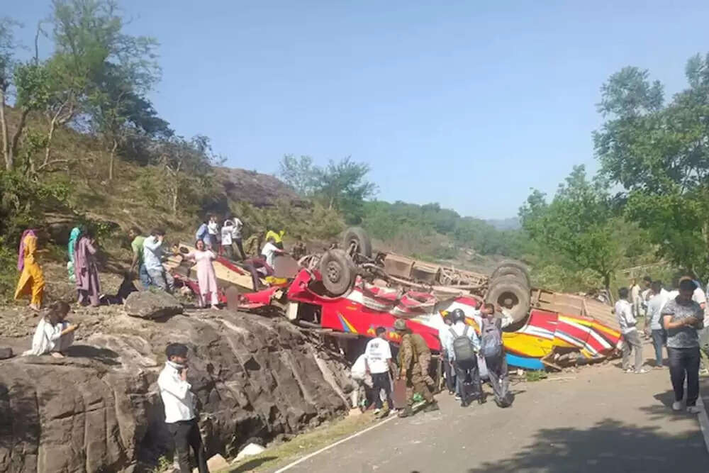 उधमपुर बस दुर्घटना में मृतकों की संख्या 21 हुई, राहत कार्य जारी