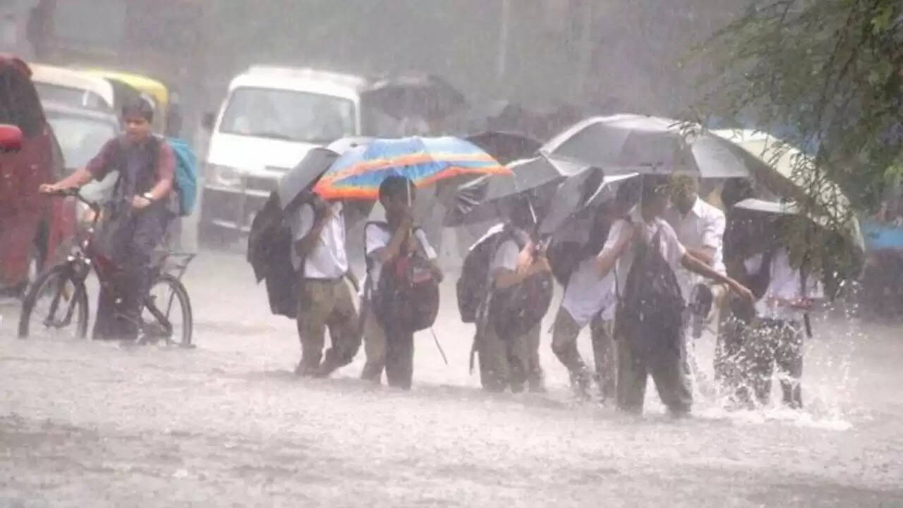 मुंबई में बारिश का कहर: येलो अलर्ट जारी, यातायात प्रभावित