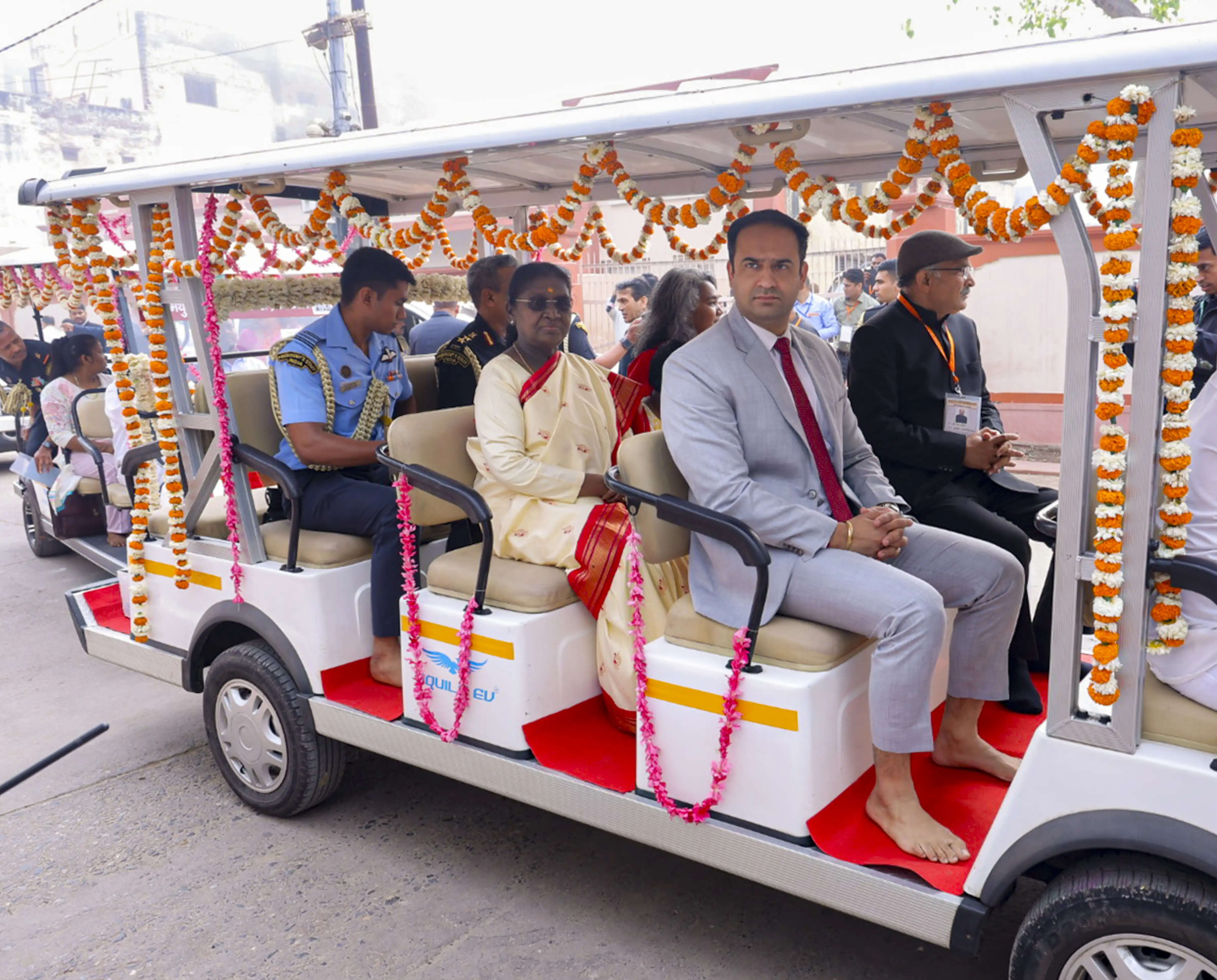 राष्ट्रपति द्रौपदी मुर्मू का गोवर्धन परिक्रमा में श्रद्धा का प्रदर्शन