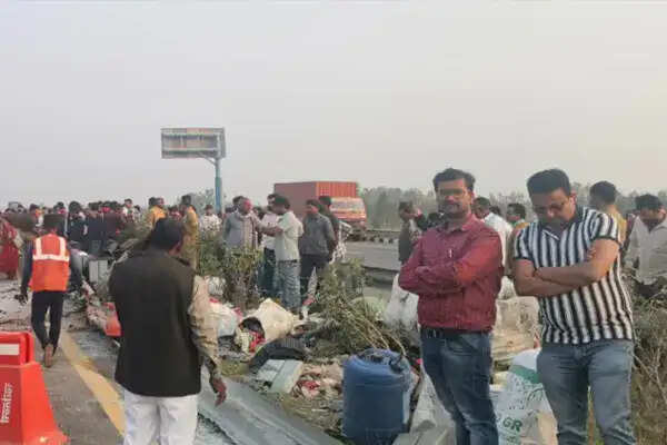 लखनऊ में पूर्वांचल एक्सप्रेसवे पर बस दुर्घटना, 7 की मौत