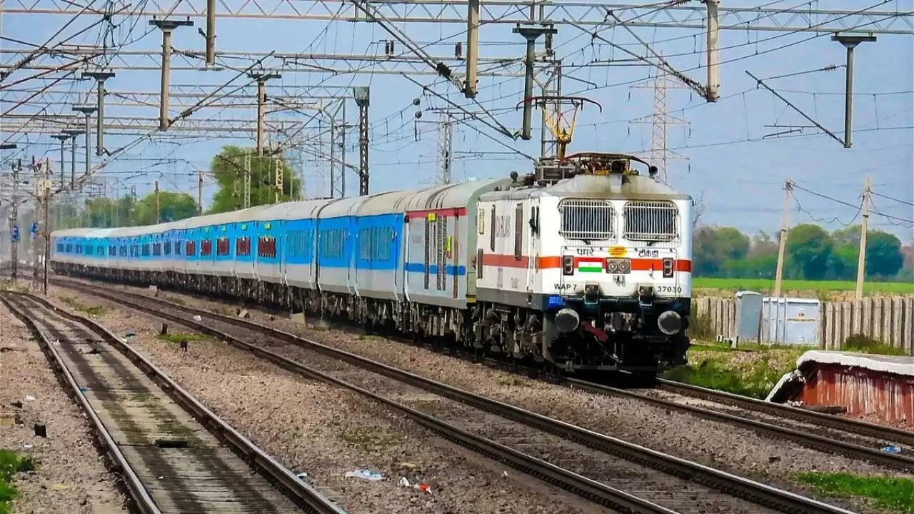 भारतीय रेलवे ने टिकट दरों में वृद्धि की घोषणा, जानें नए किराए