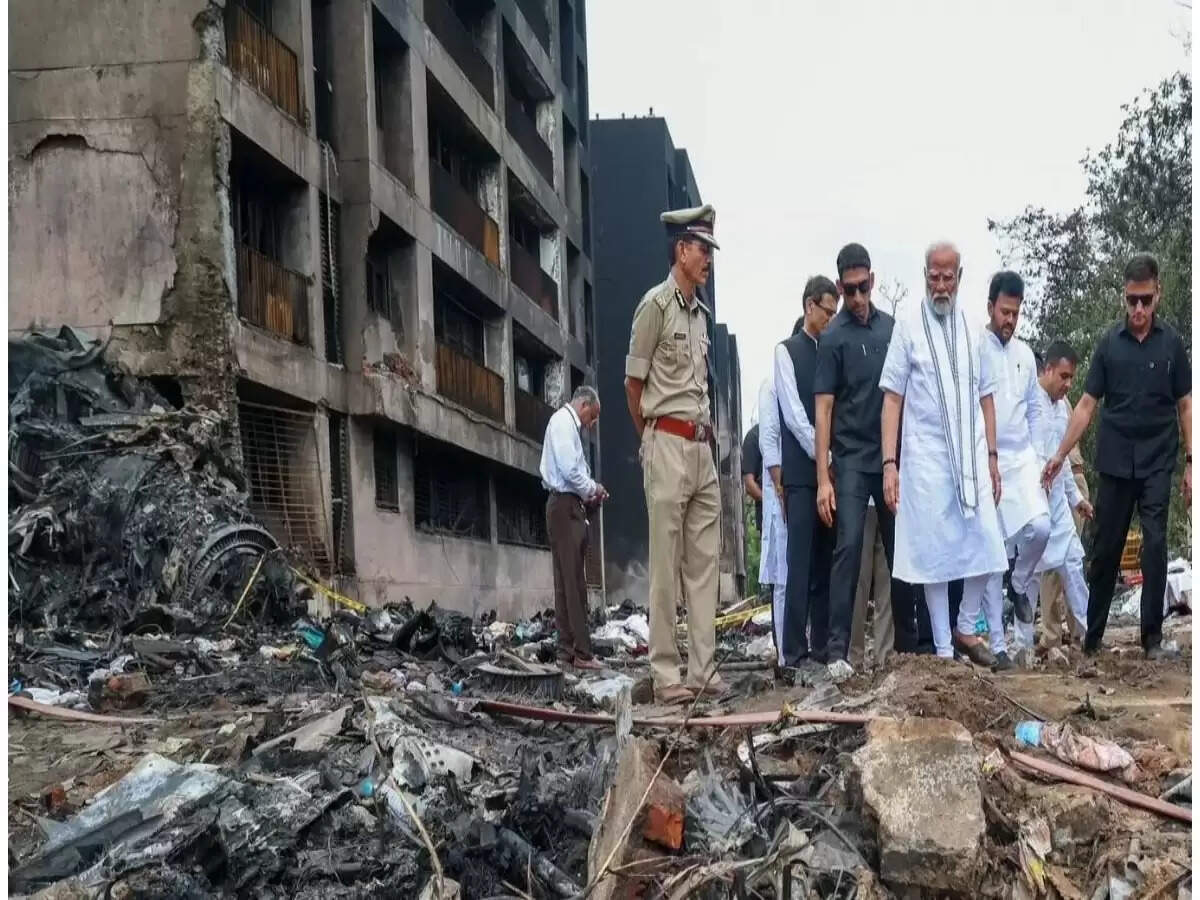 गुजरात में एयर इंडिया की फ्लाइट दुर्घटना: 242 लोग सवार, एक ही जीवित बचा